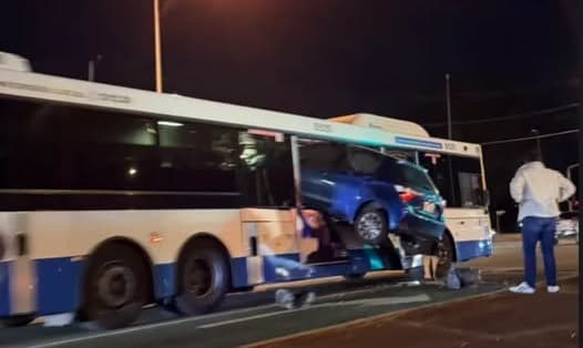 Brisbane’de inanılmaz kaza: Otomobil otobüsün camından içeri girdi