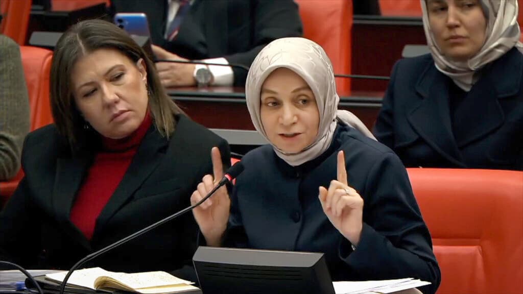 Alevi katliamını küçümsedi, Hz. Ali’li poz verdi: AKP’li Leyla Şahin Usta’nın münafıklığı”