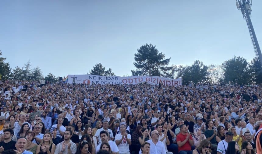 ODTÜ’de mezuniyetinde Gökhan Özoğuz yuhalandı, rektör konuşamadı