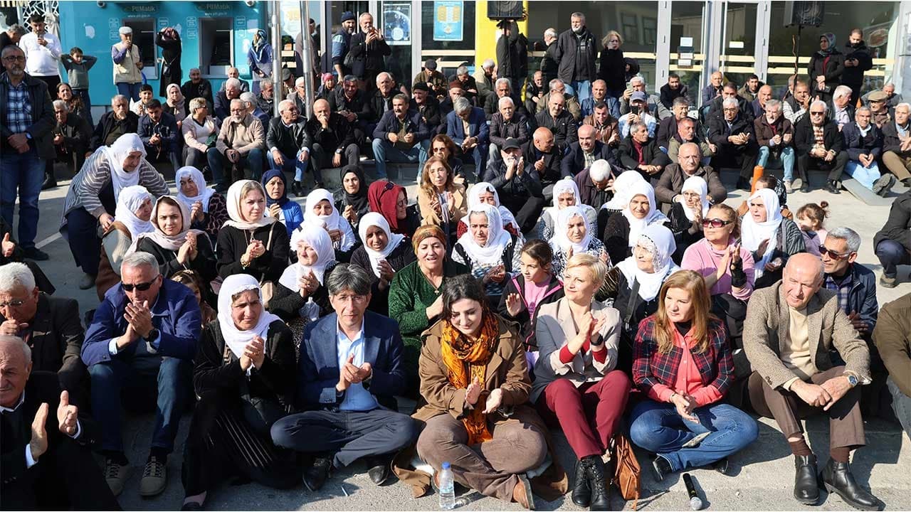 Akdeniz Belediyesi önünde kayyım protestosu: ‘Belediye önündeki barikatlar gaspın en net fotoğrafı’