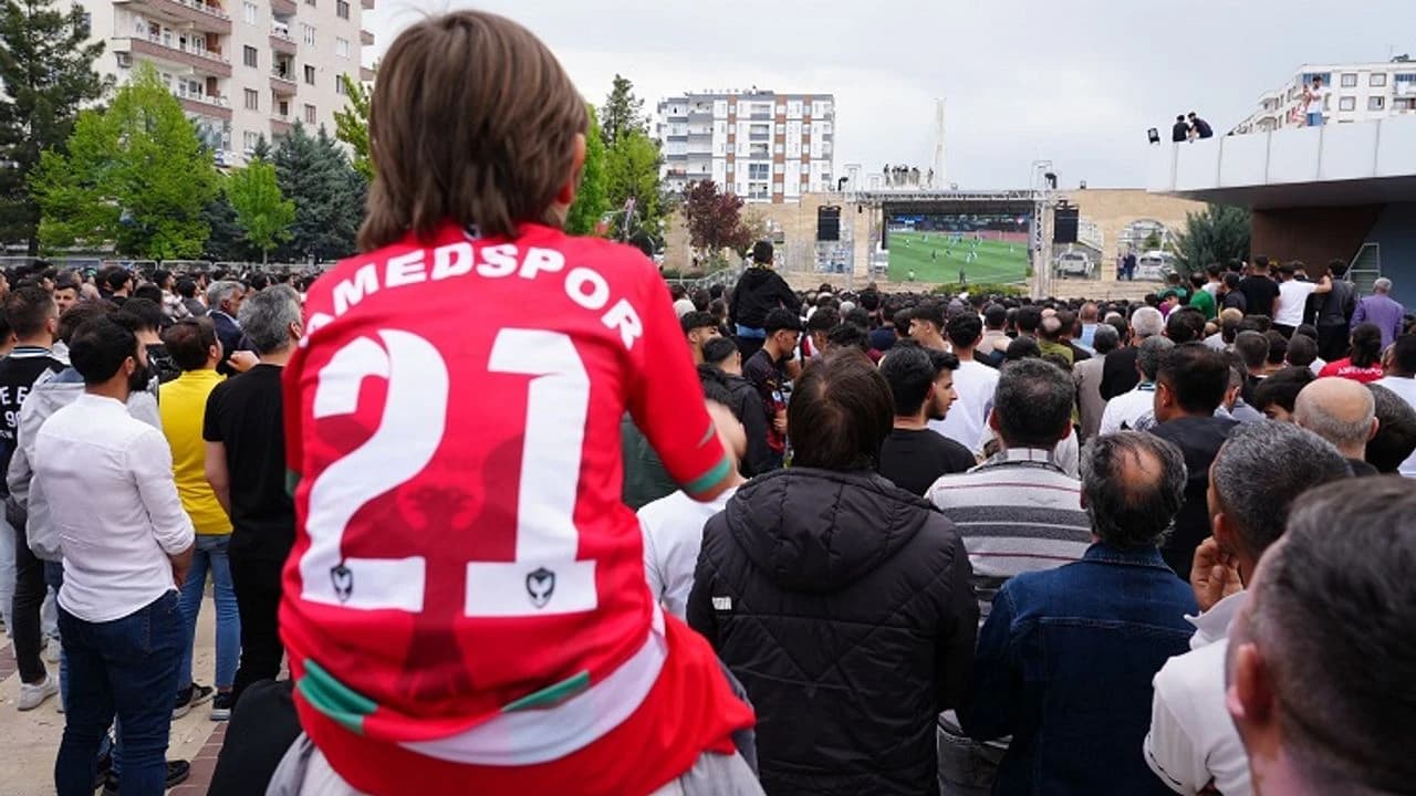 Amedspor şampiyon oldu: Diyarbakırlılar sokağa dökülerek, sevincini kutluyor
