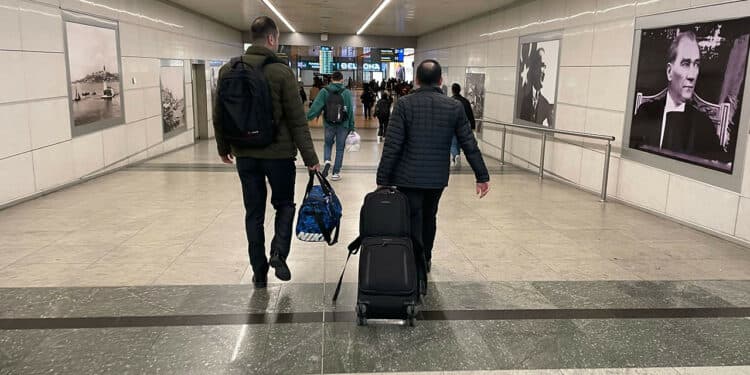AKP-MHP Koalisyonun ülkeye sağlık darbesi: Bir yılda 2 bine yakın hekim Türkiye’yi terk etti