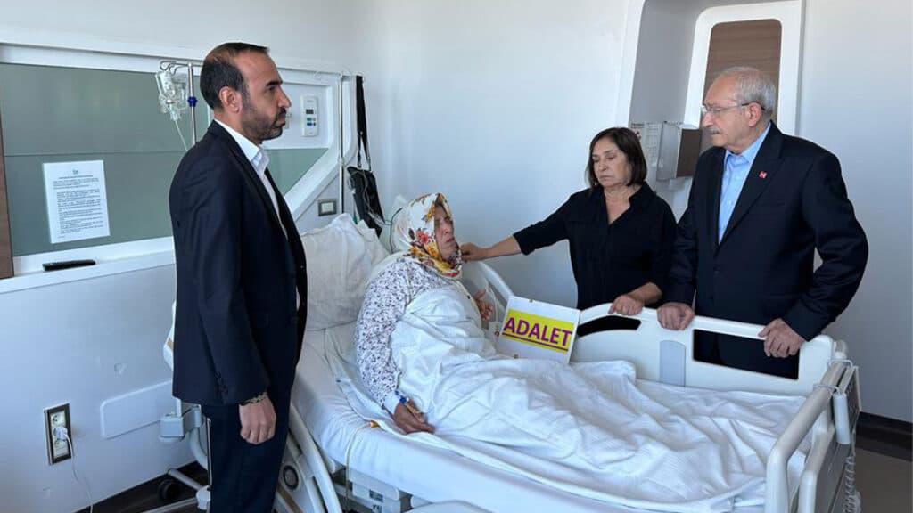 Kemal Kılıçdaroğlu, eşiyle birlikte, ‘Adalet nobetinin sembol ismi’ Emine Şenyaşar’ı hastanede ziyaret etti