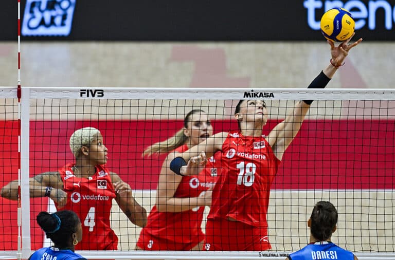 Son sete kadar savaşan A Milli Kadın Voleybol Takımı, ilk kez dünya ikincisi oldu