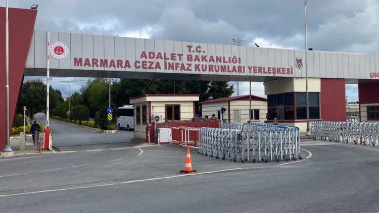İBB davasında tahliye olanlar, cezaevi kapısında yeniden gözaltına alındı
