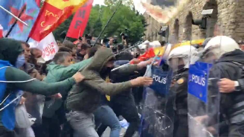 Taksim’e yürümek isteyen işçilere polis, biber gazı ve plastik mermi ile müdahale etti