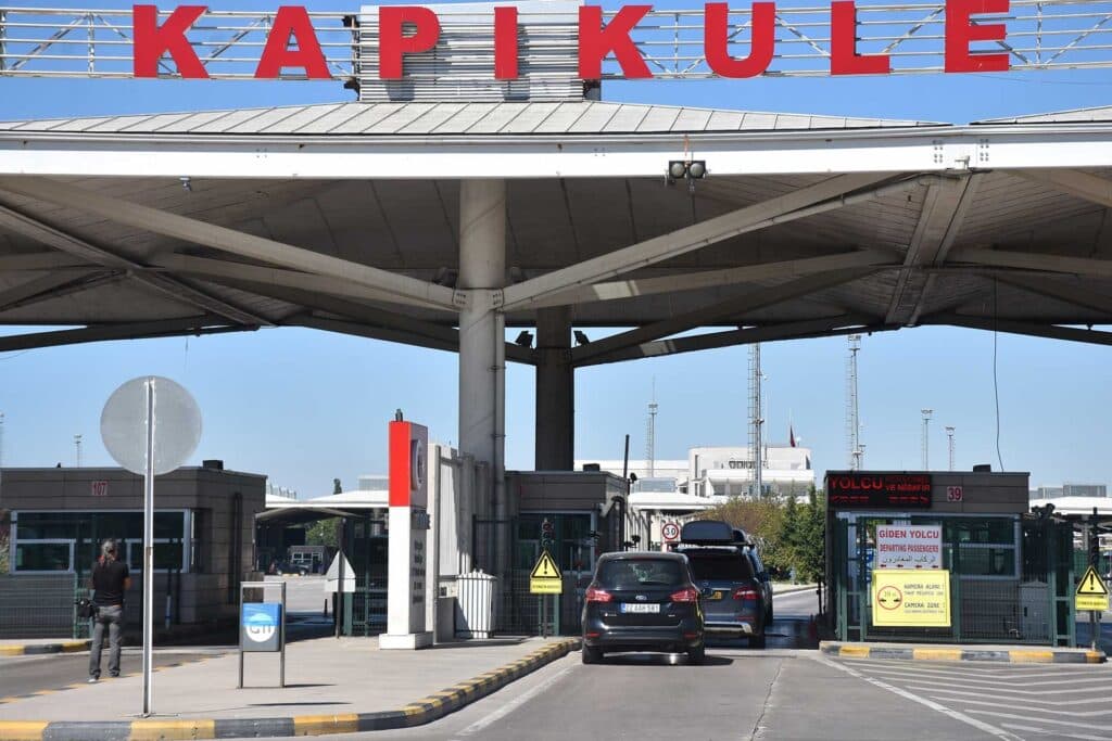 Sınır kapısında rüşvet operasyonu: Onlarca gümrük memuru gözaltında, 350 kişi aranıyor