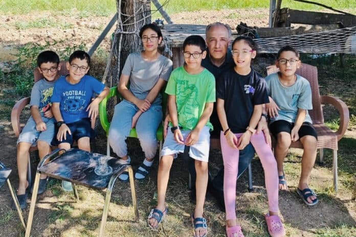 Mustafa Yeneroğlu, anne ve babaları tutuklu 6 kardeşi ziyaret etti: Kahrolmamak elde değil!