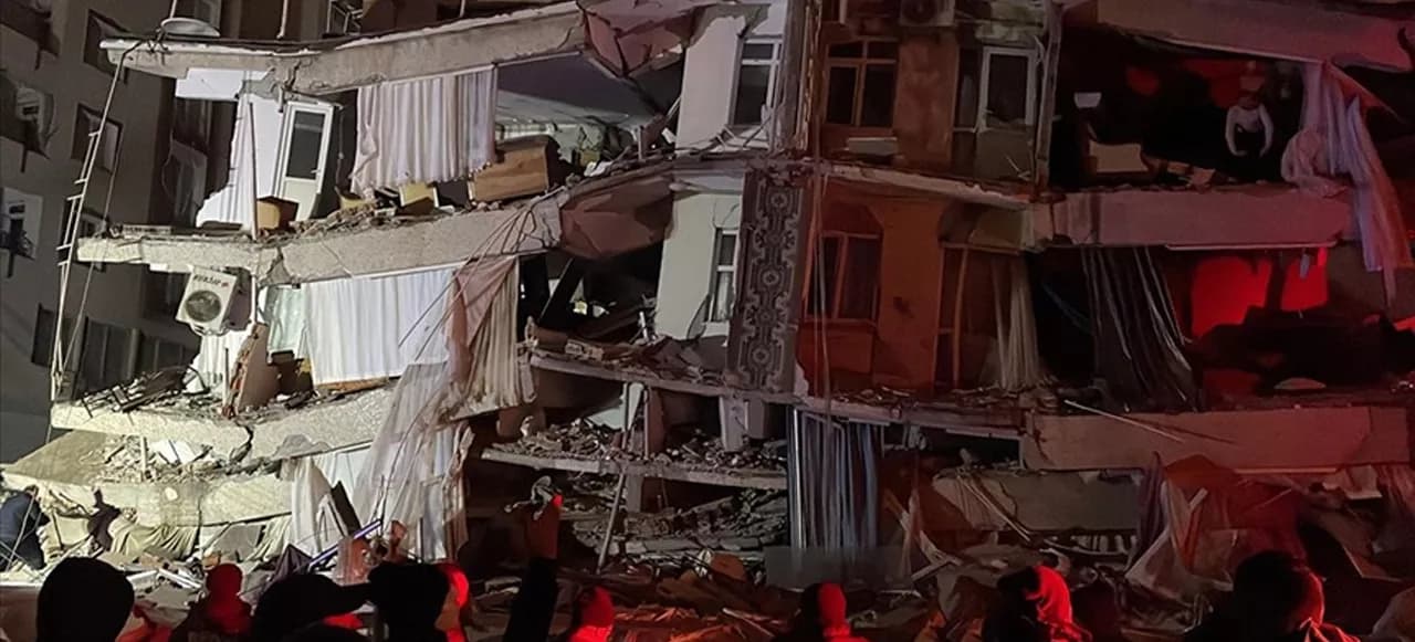 Depremde bilanço ağırlaşıyor: Hayatını kaybeden insan sayısı 284’e yükseldi
