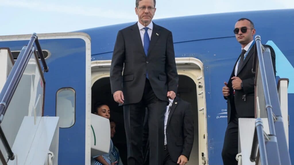 İsrail, Türkiye’nin hava sahası yasağını Azerbaycan uçağıyla aştı: Herzog, Bakü’ye “Şuşa” ile gitti