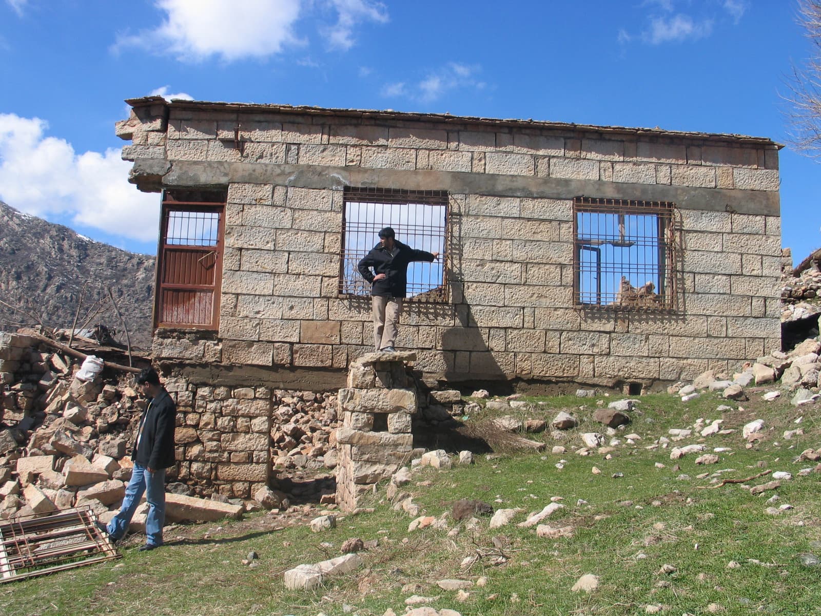 DEM Parti’den kanun teklifi: Doğu’da yakılan köylere altyapı, göç edenlere tazminat