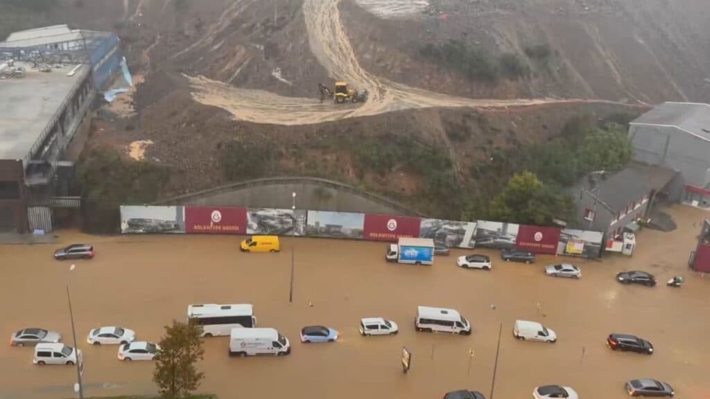 Vali Davut Gül’den İstanbul’daki skandal sel baskınına tavsiye: Üst katlara çıkın
