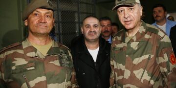 TSK’nın başında sıkıntı: ‘Alkışçı paşa’ Metin Temel’in apoletlerini Erdoğan söktü