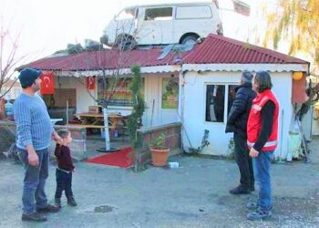 Amasyalı, emektar minibüsünü satamadı, evinin baştacı yaptı