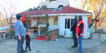 Amasyalı, emektar minibüsünü satamadı, evinin baştacı yaptı