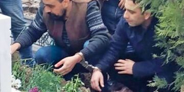 Açlık grevindeki avukat Selçuk Kozağaçlı babasını kelepçeli uğurladı