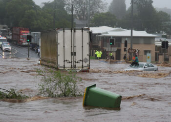 North Queensland flash flooding traps people, inundates homes