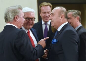 Konuk Bakan Çavuşoğlu’nun yüzüne: Türkiye’den uluslararası hukuk ilkelerine saygılı kalmasını bekliyoruz
