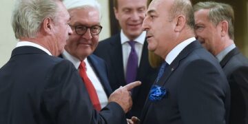 Konuk Bakan Çavuşoğlu’nun yüzüne: Türkiye’den uluslararası hukuk ilkelerine saygılı kalmasını bekliyoruz