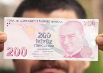 AKP, kötü ekonomik gidişe rağmen kamudaki israfı sürdürüyor