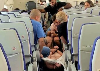 Akollü yolcu, Gold Coast-Singapur uçuşunu yapan uçağı Sydney’e indirdi