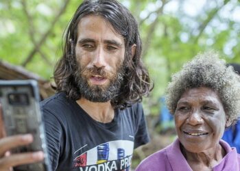 ‘Dağlardan başka dost yok’: Gözaltı Merkezindeki İranlı Kürt Melbourne’de edebiyat ödülü kazandı