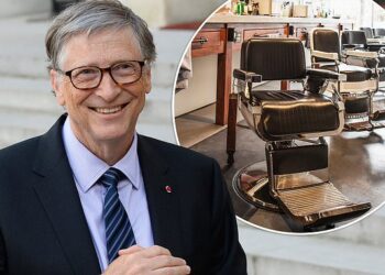 Bill Gates, Sydney’ de saç kesimi için berberde sıra bekledi