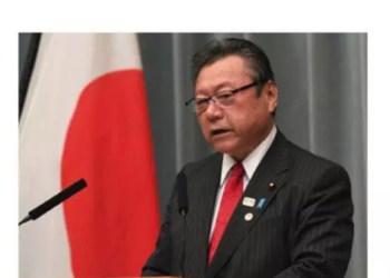 3 dakika geç gelen Japon bakan özür diledi