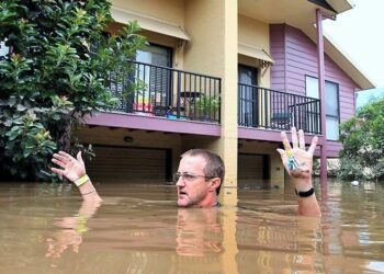 Townsville flooding forces hundreds to evacuate, leaves police clinging to trees after dam gates fully opened