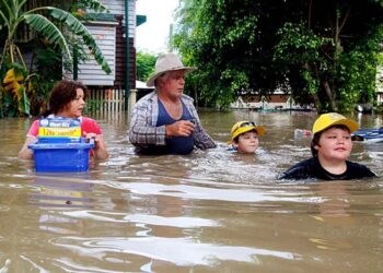 500’ün üzerinde ev sular altında: Queensland’da sel iki kişinin hayatına neden oldu