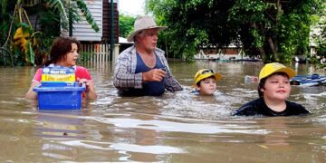500’ün üzerinde ev sular altında: Queensland’da sel iki kişinin hayatına neden oldu