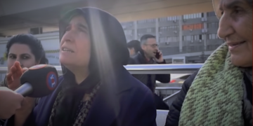 Yaşlı teyze Erdoğan’a: Bir Cumhurbaşkanı seçim için çay dağıtamaz, Türkiye’mizin bir şanı var