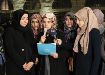 AKP’liler ‘Ezanı protesto’ yalanını sürdürüyor: TÜGVA’lı kadınlar, feministleri sineğe benzetti