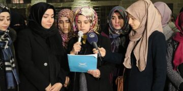 AKP’liler ‘Ezanı protesto’ yalanını sürdürüyor: TÜGVA’lı kadınlar, feministleri sineğe benzetti
