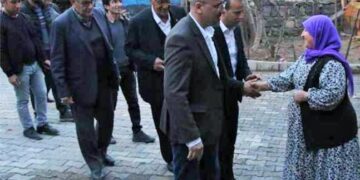 Ahmet Şık, Taybet İnan’ın ailesini ziyaret etti: Bunları yapanlardan hesap soracağız