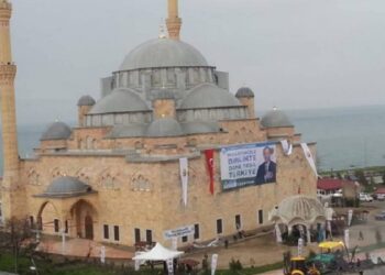 Minareden AKP’nin seçim şarkısını çaldılar