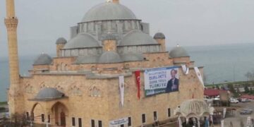 Minareden AKP’nin seçim şarkısını çaldılar