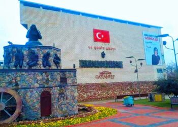 AKP, Gaziantep’teki 14 Şehit Anıtı’na seçim afişi astırdı