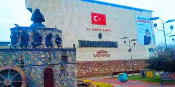 AKP, Gaziantep’teki 14 Şehit Anıtı’na seçim afişi astırdı