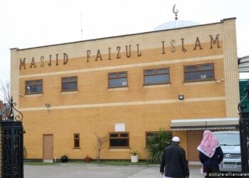 İngiltere’de dört camiye balyozla saldırı