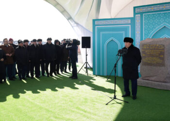 Nazarbayev, giderayak Orta Asya’nın ‘en büyük’ camsinin temelini atarak, görevini bıraktı