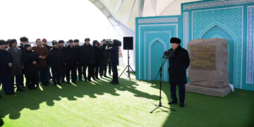 Nazarbayev, giderayak Orta Asya’nın ‘en büyük’ camsinin temelini atarak, görevini bıraktı