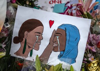 İngiltere’de dört camiye balyozla saldırı