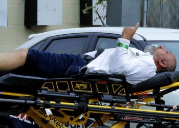 Başbakan Ardern bir Anne şefkatiyle yanık yürekleri serinletiyor