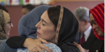 Başbakan Ardern bir Anne şefkatiyle yanık yürekleri serinletiyor