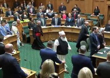 Onlar biz olduğu için yasını tutuyoruz:  Yeni Zelanda meclisinde hayatını kaybedenler için Kuran okundu