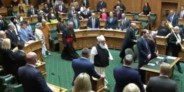 Onlar biz olduğu için yasını tutuyoruz:  Yeni Zelanda meclisinde hayatını kaybedenler için Kuran okundu
