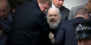 Mahkemeye çıkarılan Wikileaks’in kurucusu Assange tutuklandı