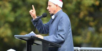 Christchurch’te terörist saldırıya uğrayan Cami İmamı: ‘Yumurta çocuk’ Senatör Anning’e insani değerler dersini verdi