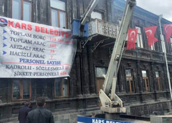 Kars Belediyesi, borç listesini binasına astı